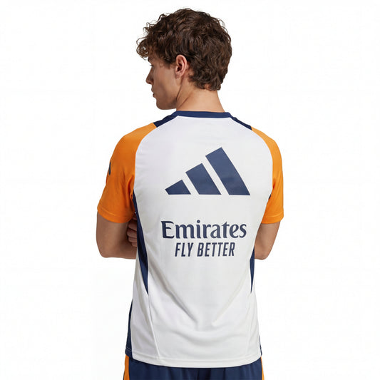 Real Madrid 24/25 Trainings-Trikot vor dem Spiel
